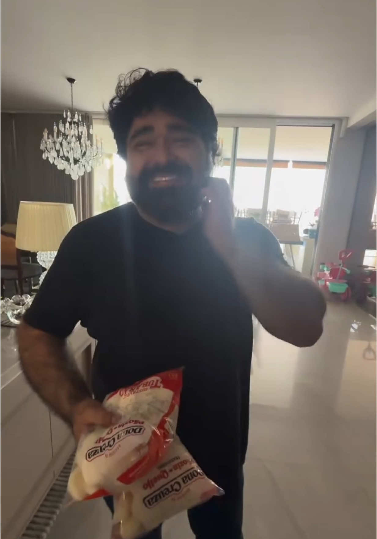 Fazendo entrega dos Pão de queijo pros amigos 🤣🤣🤣