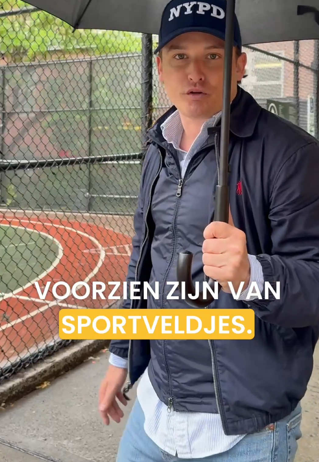 Vandaag is het Nationale Buitenspeeldag – bewegen, sporten en competitie zijn essentieel voor de ontwikkeling van kinderen. 🏃‍♀️⚽️ Maar waarom hebben basisscholen in Amerika vaak sportvelden, terwijl we hier genoegen nemen met een kukkelrekje en een hobbelpaard? #Buitenspelen #Sport #Bewegen #Basisschool #NYC #Nederland #DenBosch #Buitenspeeldag #Competitie #Dtv #NYPD #Buiten #tiktoknl🇳🇱 #Tiktok 