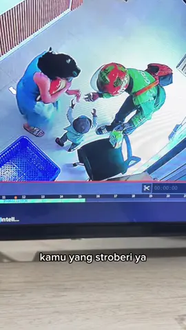 Pagi pagi,.. jadi nangis di kantor 😭😭😭  Semoga Abang Ojol dan Aquena selalu diberikan kesehatan dan dalam perlindungan Allah selalu ya... 😭💔 Update: Ternyata Mama Aqueena masih hidup, namun mereka tidak tinggal bersama 🙏🏻