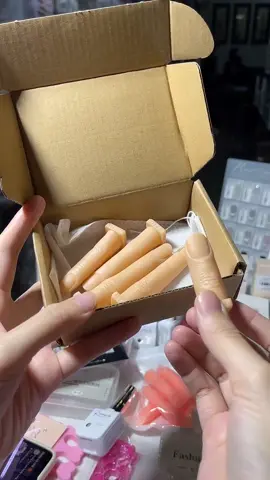 💅 BỘ 5 NGÓN TAY GIẢ TẬP LÀM MÓNG – SIÊU TIỆN DỤNG CHO HỌC VIÊN NAIL 🎯 Bạn mới bắt đầu học làm nail? Bạn muốn luyện kỹ năng đắp gel, sơn vẽ, đính đá mà không cần người mẫu thật? 👉 Giải pháp hoàn hảo dành cho bạn: ✨ Bộ 5 ngón tay giả – Độ hoàn thiện cao đến từng chi tiết! 🔹 Thiết kế như thật – Giống ngón tay người thật cả về tỉ lệ và độ dẻo 🔹 Gắn tip, đắp gel, vẽ nail dễ dàng – Phù hợp luyện tập mọi kỹ thuật 🔹 Chắc chắn – Tái sử dụng được nhiều lần 🔹 Giúp nâng cao tay nghề nhanh chóng – Không cần người mẫu thật vẫn tự tin luyện tập mỗi ngày