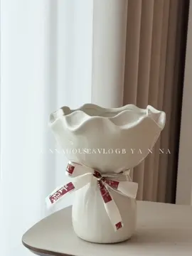 💐 Cắm hoa là chuyện của cảm xúc. Chọn bình gốm thắt nơ là chuyện của gu. #camhoa #binhgomdecor #thatno #aestheticdecor #binhgomthatno #camhoaxinh #decor #homevibes