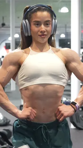 Shape & posing coming along beautifully 🔥 @YOUNGLA RIVERA #gymmotivation #lift #liftheavy #lifting #fit #Fitness #muscle #musclemommy