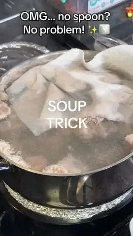 No skimmer, no drama! Just napkin magic 😄 #KitchenHack #SoupTrick #MomHack #NoSpoonNoCry #DIYCooking #NapkinHack
