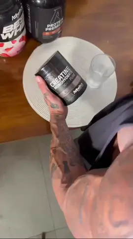 💥 A base vem da constância. Todo dia, a creatina tá na rotina.  Athletica Nutrition na água e foco no treino! Garanta a sua na Hotbody!! #HotBodySuplementos #fyp #Suplementos #musculação #creatina #atlheticanutrition