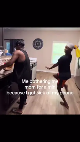 Mom let me show you this dance 😂😂🪭 #trending #viral #funny #funnymemes #MomsofTikTok #fan #dancing #wherethemfans #hilarious #fyp #mom #mothers 