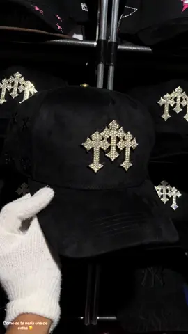 ⚜️Gorra El Barbas Hats “CHROME 1”  Precio: $2,190 (Envío Incluido) 🚨A la Venta en Mercado Libre ~Si está interesado favor de enviarnos de DM para brindarle el link de la Publicación en Mercado Libre. . . . . . #gorras #barbashats #caps  #ventas #estilo #belico #alucin #andares #dandy 