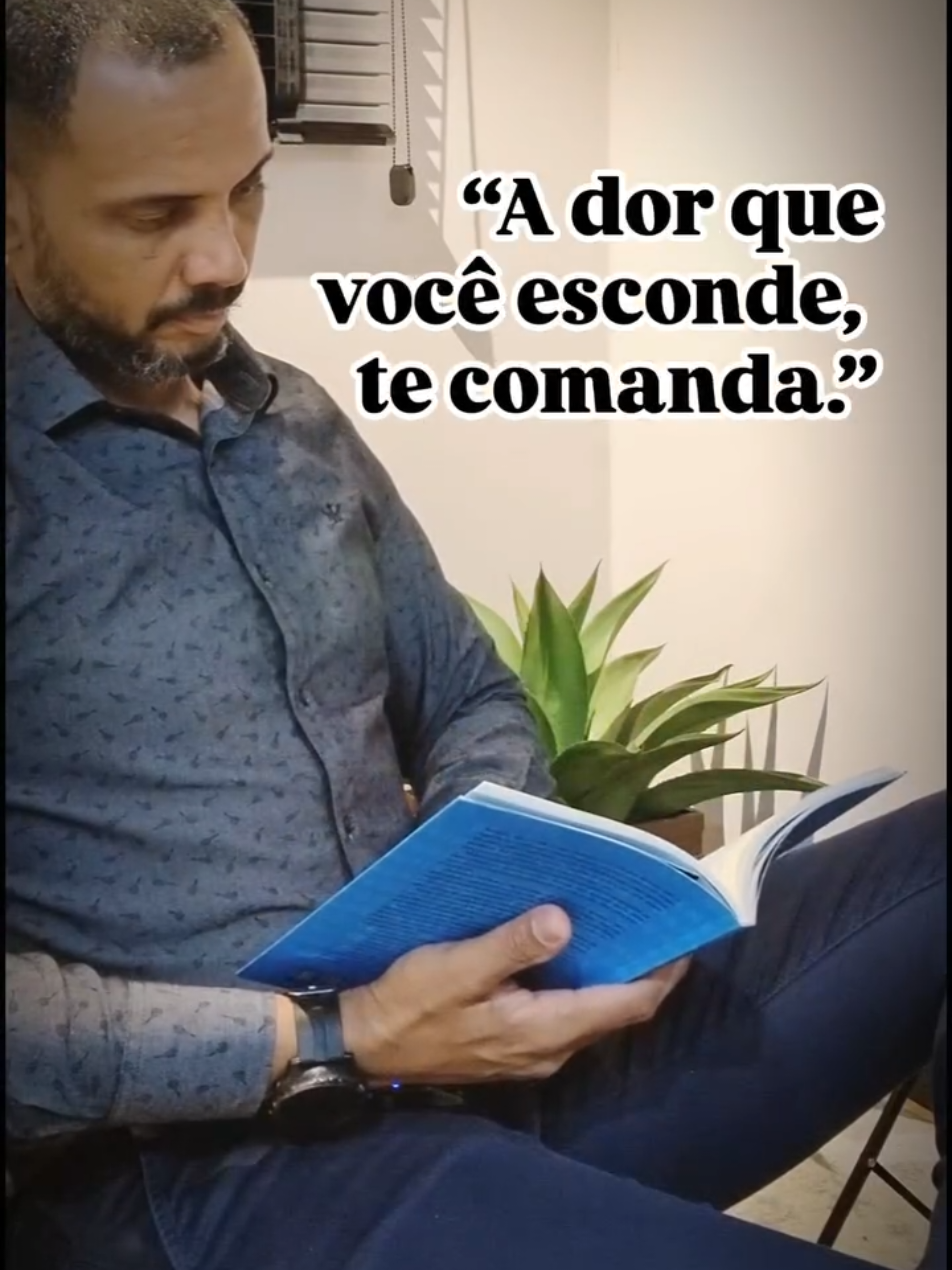 Já parou pra pensar em quantas decisões suas não são escolhas… são defesas? A maioria das pessoas não decide, elas apenas evitam. Evitam sentir. Evitam pensar demais. Evitam escutar o que tá calado lá dentro. E enquanto evitam, a dor que foi escondida com tanto esforço continua no comando. Eu tô aprendendo a mudar isso. E vou falar mais sobre esse processo por aqui. Te convido a sentir junto. #SentirÉLibertar #VocêNãoÉSuaDor #ProjetoSER #AutoconhecimentoReal #VerdadeEmocional