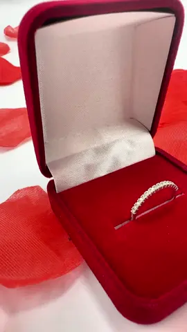 Delicada, elegante e com um brilho que faz toda diferença! Nossa meia aliança em prata 925 cravejada em zircônias é aquele toque especial que transforma qualquer look. Se você ama acessórios em prata 925 ou ouro 18k, venha participar da nossa live! Teremos joias lindíssimas, preços imperdíveis e, claro, cupom de desconto exclusivo pra você aproveitar! #prata925 #meiaalianca #anelaparador #joiasfemininas #joias #joiasemprata #fyp 