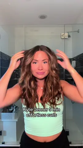 @Oribe dry texturizing spray is seriously the best for texture, volume and style, not to mention the smell is perfection #fyp #hairtok #kyliejenner #hairstyle #waves #summervibes #hairtutorial 
