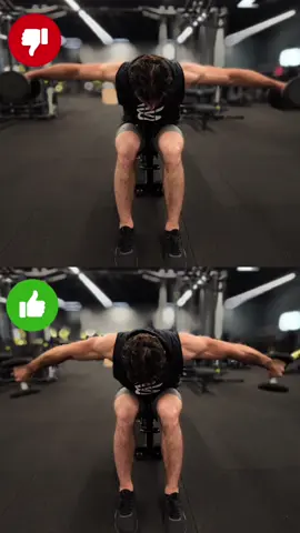 🔗 ¡Lee la bio para llevar tu entrenamiento al siguiente nivel! 🔍 ¿Por qué hacer este ejercicio en pronación y no en neutro? 👉 Con agarre en pronación (palmas hacia abajo), activas más el deltoides posterior y menos los trapecios. La pronación pone tu hombro en rotación interna, lo que aisla mejor el deltoide posterior y evita compensaciones. 💥 En cambio, con agarre neutro (palmas enfrentadas), el movimiento es más cómodo pero los trapecios entran más en juego, y eso reduce el trabajo del deltoide post. 🎯 Si quieres desarrollar un hombro bien trabajado por detrás, hazlo en pronación. 🚨 Si te ha servido: 👉 comparte con tus compas, 💬 comenta si ya lo hacías así, 🔔 y sígueme para más tips que marcan la diferencia. #deltoides #hombrosworkout #gymhacks #gymtips #trainingtips #gymrats #fuerza 