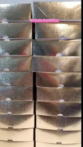 O kit caixa cores com visor é ideal para compor presentes personalizados. Muito fácil para montar. Componha kits de cosméticos, doces, chocolates, perfumes. Use sua criatividade para surpreender! Você escolhe a cor e quantidade. 🛍️Para comprar use o ID deste produto na barra de 🔍pesquisa da Shopee. ➡️ID: AFJ-KWU-GYQ #caixaspersonalizadas #caixasparapresentes  #shopee  #produtosshopee #kitsparapresente  #caixacoresmetalizadas  #indicadosjaquemelissa 