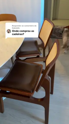 Respondendo a @Gabrielle  Consegui um cupom gente! 🥹🫶 CUPOM DE DESCONTO - NINEOSSUNA10 - https://www.decoros.com.br/cadeira-antonella-em-madeira-macica-cor-carvalho  #decoracao #aptalugado #moveis #palhanatural #saladejantar 