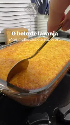 Receita bolo de laranja super fofinho e molhadinho Ingredientes da MASSA Xícara medida: 240ml •3 ovos •1 e 1/2 xícara de açúcar ( pode usar só uma se preferir) •1 xícara não tão cheia de óleo •Suco de laranja (240ml) •2 xícaras de farinha de trigo •raspas da casca de 1 laranja •1 colher de sopa de fermento químico CALDA: •480 ml de suco de laranja •2 xícaras de açúcar ( Caso ache absurda essa calda tem outra receita no meu perfil com uma calda q leva só 4 colheres de açúcar, ou testar usar menos açúcar e me contar 😉😘) ❤️🍊Essa calda me inspirei em uma receita turca que eh feita assim com essa quantidade de açúcar (ou até mais) mas o a calda deles é feita com limão ! Forno pré aquecido assou por mais ou menos 35 minutos a 180°C. A calda fica no fogo por mais ou menos 10 minutos, fique de olho pq ela sobre e derrama tudo 😉 🍊Fica super molhadinho,macio e saboroso! Bolo perfeito para uma sobremesa ou até um cafezinho da tarde. #receita #bolo #bolodelaranja #bolocaseiro 