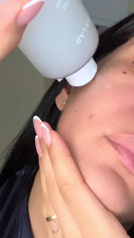 💧✨ Glow en cada gota Estoy usando el Glutathione C+ Brightening Toner de Skin & Lab y mi piel lo está amando. Tiene glutatión + vitamina C, una combinación poderosa para iluminar, emparejar el tono y darle vida a la piel apagada 💡🍊 Lo aplico justo después de la limpieza, y la sensación es fresca, ligera y súper hidratante. Un paso que parece simple, pero hace toda la diferencia 💕 @skinnlab #skinnlab #skinnlab_global #skinnlabglobal #GlutathioneGlow #EvenSkinTone #beriuska11 