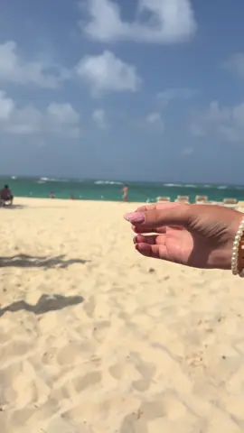 trend playa, ah no era corazón?😂 #playa #puntacana #ron #verano #mar #caribe #sol 