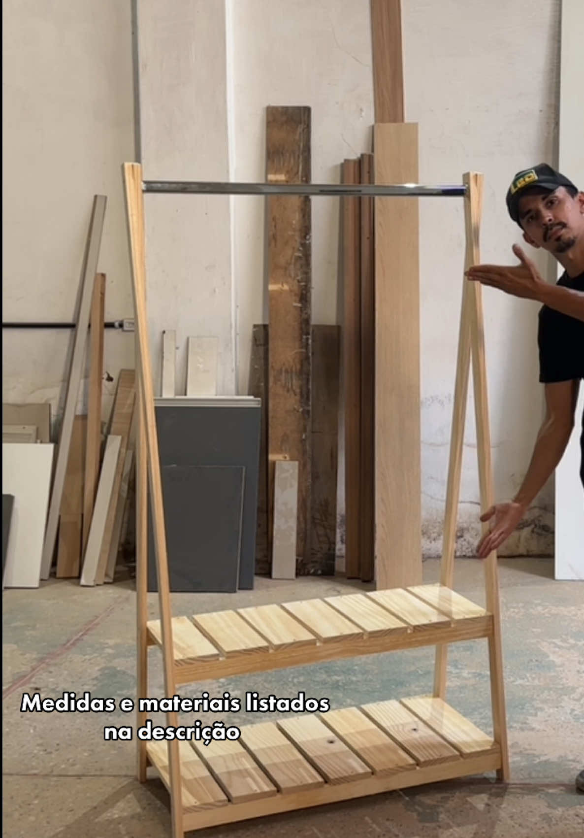 Arara básica  Largura 94cm  Altura 1.74 Profundidade 45 cm Medidas específicas dos materiais 4 pedaços de 4,5x4.5cm (laterais)  4 pedaços de 90x4,5cm(base das prateleiras)  7 pedaços de 35x11,5cm (prateleiras de cima) 7 pedaços de 45x11,5 (prateleiras de baixo) 1 pedaço de tubo oval de 90cm + 2 suportes Parafusos usados  3,5x40 3,5x30 Madeira de pinus reflorestado Tábuas de 25cm #marcenaria #marceneiro #tabuas #pinus #montagem #montador #videos #virais #movel #arara #roupas #organizacao #galpao 