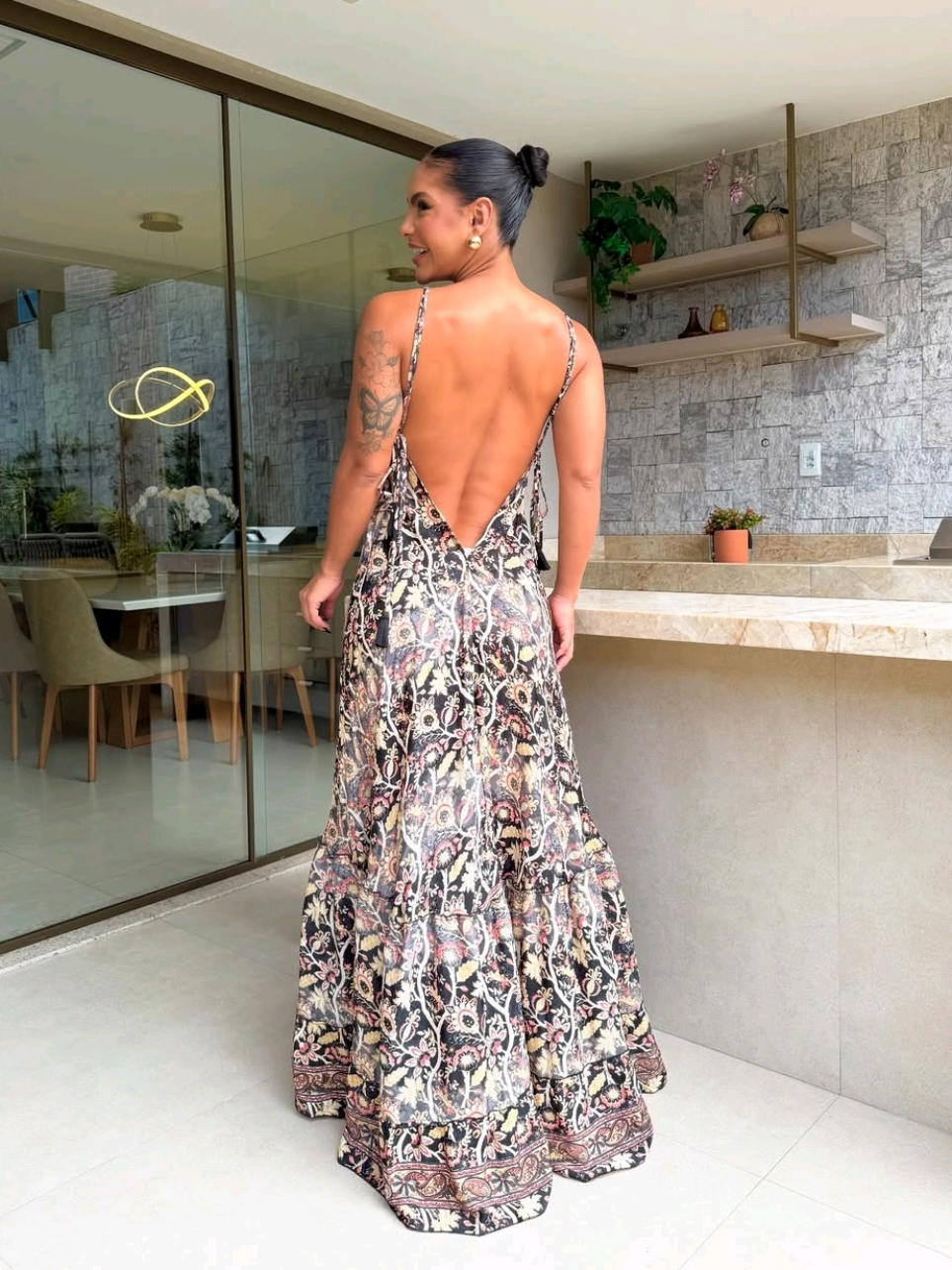 🚨Alerta de Novas Estampas🚨Deslumbrante é pouco! Esse Vestido Indiano em seda com detalhes de costa nua é a definição de luxo e feminilidade😍🤌🏽 Já comenta 