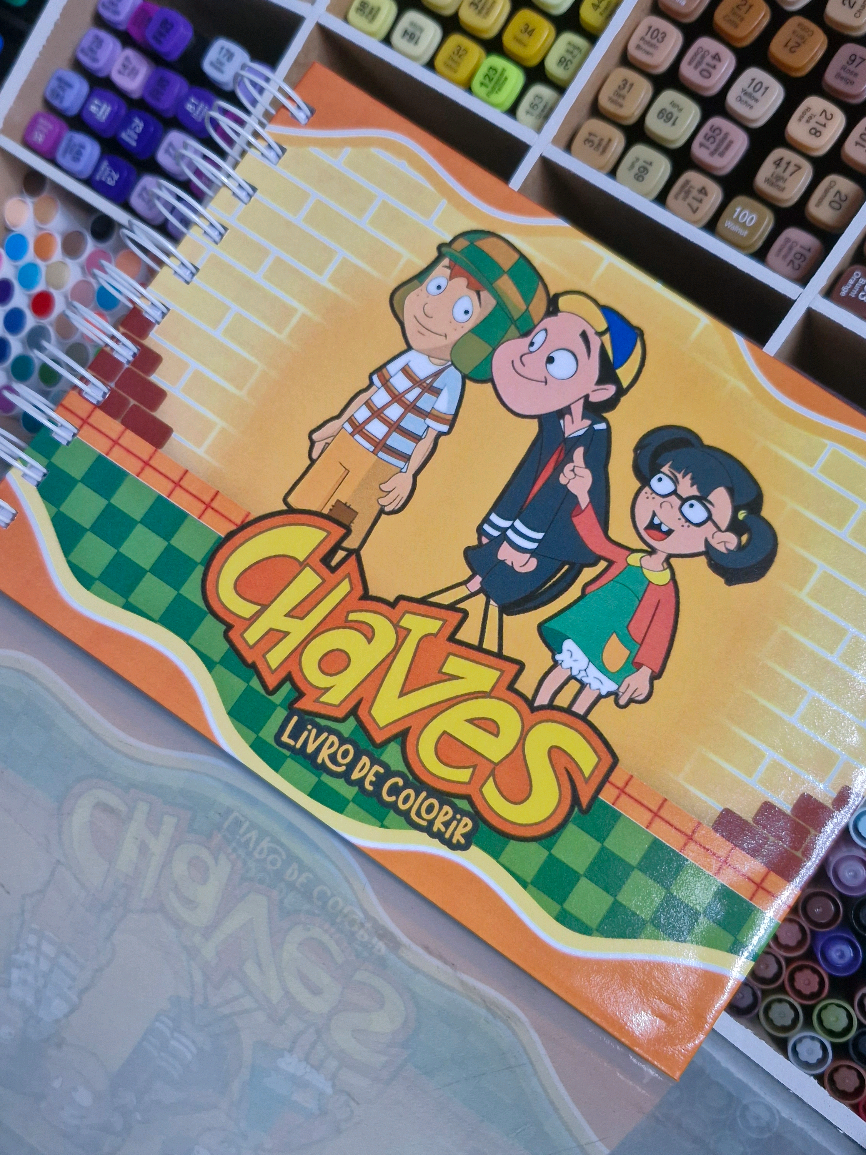 Mano do céu! 🤩 Vocês não vão acreditar no que eu achei! Meu livro de colorir OFICIAL do Chaves! 🖍️ Isso mesmo, o seriado da nossa infância, agora em formato de livro para a gente reviver a Vila mais amada do Brasil! 🇧🇷 Vou colorir a cada página e postar a evolução aqui pra vocês! Já imaginou o Seu Madruga todo colorido? 😂 Deixem nos comentários qual personagem vocês querem ver primeiro! 👇 Hashtags para viralizar:  * #LivroDeColorirDoChaves  * #ChavesParaSempre  * #VilaDoChaves  * #NostalgiaPura  * #InfanciaFeliz  * #HumorMexicano  * #DesenhoInfantil  * #TikTokMeFlopaNao  * #ColorindoAVida  * #AmorPorChaves