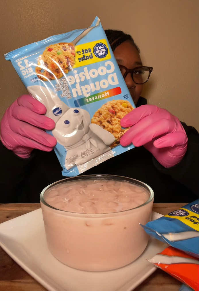 Unbox my @Pillsbury cookie dough collection with me 🤭🤟🏾  #fyp #pillsbury #cookiedough #Foodie #mukbang #riymaeatz 