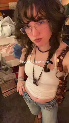 One of my favsss #beabadoobee #ilovebeabadoobee #Summer #songofthesummer #fyp #fypシ #wlw #outfitinspo 