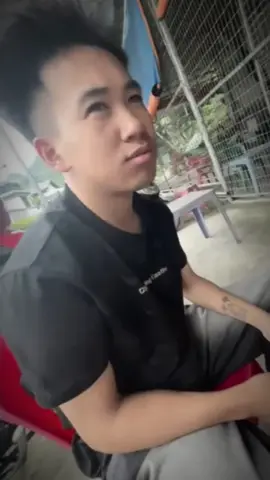 014- Đàm Quang Bách ( Bách Nhí) Sinh ra và lớn lên tại phố Cẩm. Từ lúc sinh thời mở mắt anh đã gắn bó với lò mổ lợn.  Sở dĩ anh có bdanh là Bách Nhí vì 201 nhưng mang thân hình cậu bé 210 với chiều cao 3m chẻ đôi 35kg cân vội cả bỉm. Mang trong mình khuôn mặt Tôn Ngộ Không  ( không sợ trời, không sợ đất). Tuy nhỏ bé nhưng tay anh dư sức cầm đầu hơn nghìn mạng, (vậy mà hở tí là dỗi) ngoài ra anh sở hữu hai ngón tay điêu luyện độc quyền chỉ các em ni tơ mới được thử. Được mệnh danh là lãng tử 