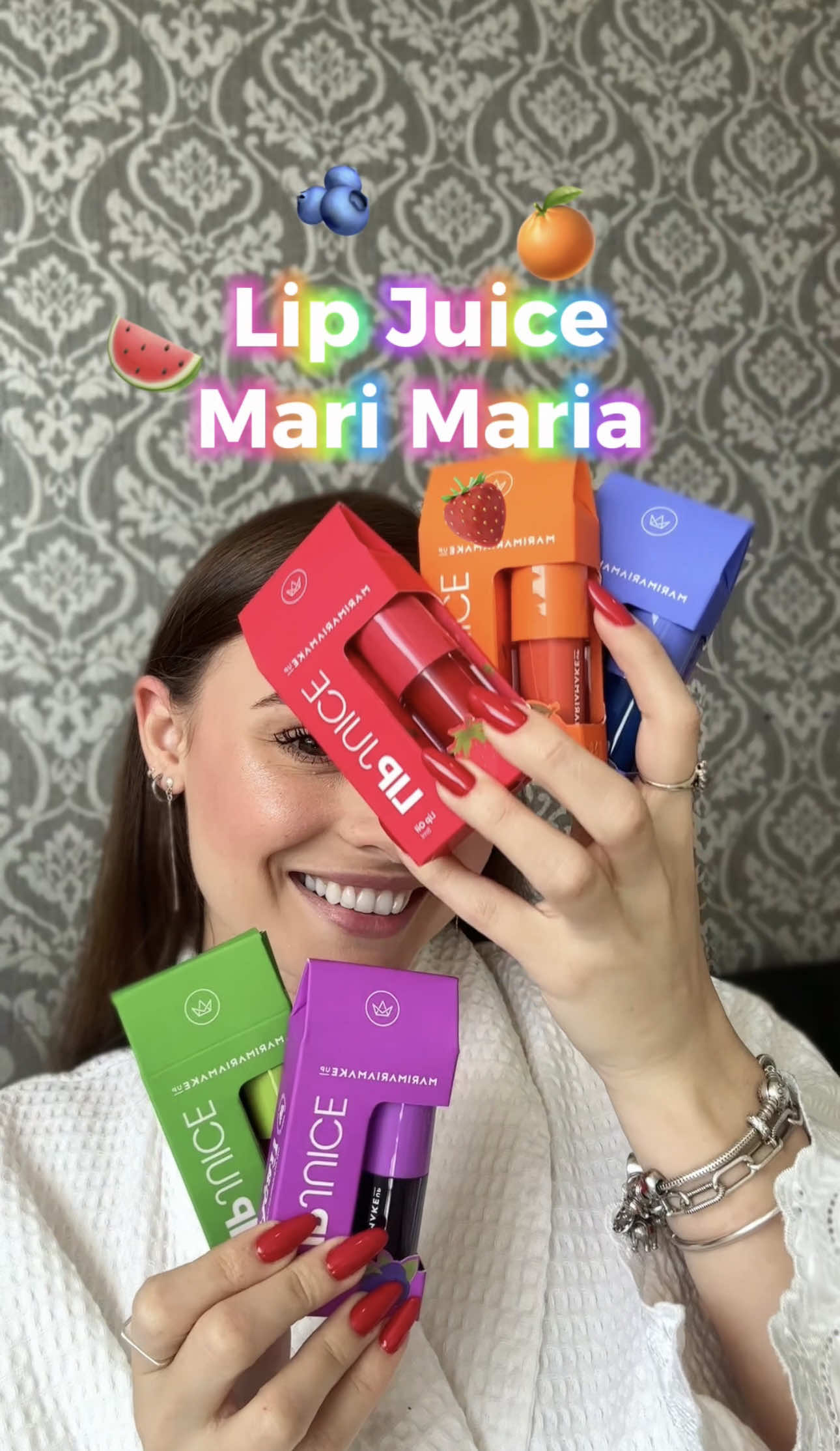 💋 Chegou o Lip Juice da Mari Maria! Brilho intenso, hidratação poderosa e aquele toque irresistível que seus lábios merecem. Disponível em 5 diferentes frutinhas: - Blueberry  - Melancia 🍉  - Morango🍓  - Tangerina 🍊  - Açaí  Pronto pra viciar? 🍓✨  #LipJuice #MariMariaMakeup #maquiagem #gloss #makeup