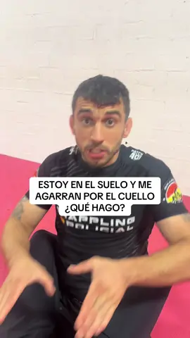ESTOY EN EL SUELO Y ME AGARRAN POR EL CUELLO ¿QUÉ HAGO? me encuentro una situación que estoy en el suelo y me agresor me ha echado las manos al cuello. Qué puedo hacer? Que hasta el final del Video que te enseño lo que puedes entrenar para solucionar esa situación. Y recuerda no guardarte esta información para ti. Compártelo con tus amistades que les puede ser de ayuda. Puedes aprender de esta y de muchas más situaciones de defensa personal, entrando en mi perfil 💪🖤#defensapersonal #tsukistreetmma #defensapersonalfemenina 