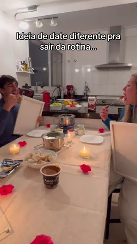 Quem disse que o melhor date precisa sair de casa? Você só vai precisar de tinta, um quadro, fondue… e @Italac Oficial 🧡 🍫 Receita de Fondue Doce Italac Ingredientes: 1 caixa de leite condensado Italac 1 caixinha de creme de leite Italac 4 colheres de sopa de achocolatado em pó Italac Modo de preparo: Misture tudo em uma panela e leve ao fogo baixo, mexendo até ficar cremoso. Sirva com frutas, marshmallows ou o que seu amor preferir!  🧀 Receita de Fondue Salgado Italac Ingredientes: 1 caixinha de creme de leite Italac 200g de queijo muçarela Italac ralado 200g de queijo prato Italac ralado Modo de preparo: Aqueça o creme de leite em fogo baixo e adicione os queijos aos poucos, mexendo até derreter e formar um creme homogêneo. Sirva com pães, batatinhas ou legumes cozidos! 🥖🥦