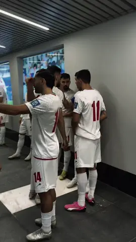عندما يدخل المنتخب الإيراني إلى أرضية الملعب، تكون الأجواء مشحونة بالحماس والفخر الوطني. إليك وصفاً تفصيلياً لهذا المشهد: --- 🎖️ دخول المنتخب الإيراني إلى الملعب: اللاعبون يصطفون داخل النفق المؤدي إلى الملعب، يرتدون الزي الأبيض المميز مع خطوط خضراء وحمراء تعبر عن ألوان العلم الإيراني. #المنتخب_الايراني #يران #تیم_ملی_ایران یران