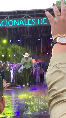 El guerrero del folklore @Jorge F. Guerrero S. en las ferias de la coroba 2025  Ferias internacionales de la coroba 2025  #photographygm #caicaradelorinoco #ferias2025 #famayfolklore #venezuela #jorgeguerrero #elguerrerodelfolklore #famayfolklore #lluvia #caicara 