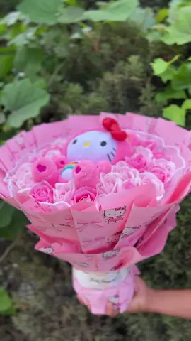 Ramo Hello Kitty Gracias por permitirnos ser parte de sus momentos especiales, un gusto poder servirle. Pedidos y cotizaciones al: 4917/0343 📍Nos ubicamos en Salamá baja verapaz 🇬🇹 📦Contamos con envíos a todos los departamentos  💰Trabajamos únicamente previo depósito #kitty #kittycat #ramo #rosa #detalles #ramoshermosos #detallespersonalizados #parat #paratiiiiiiiiiiiiiiiiiiiiiiiiiiiiiii #fyp 