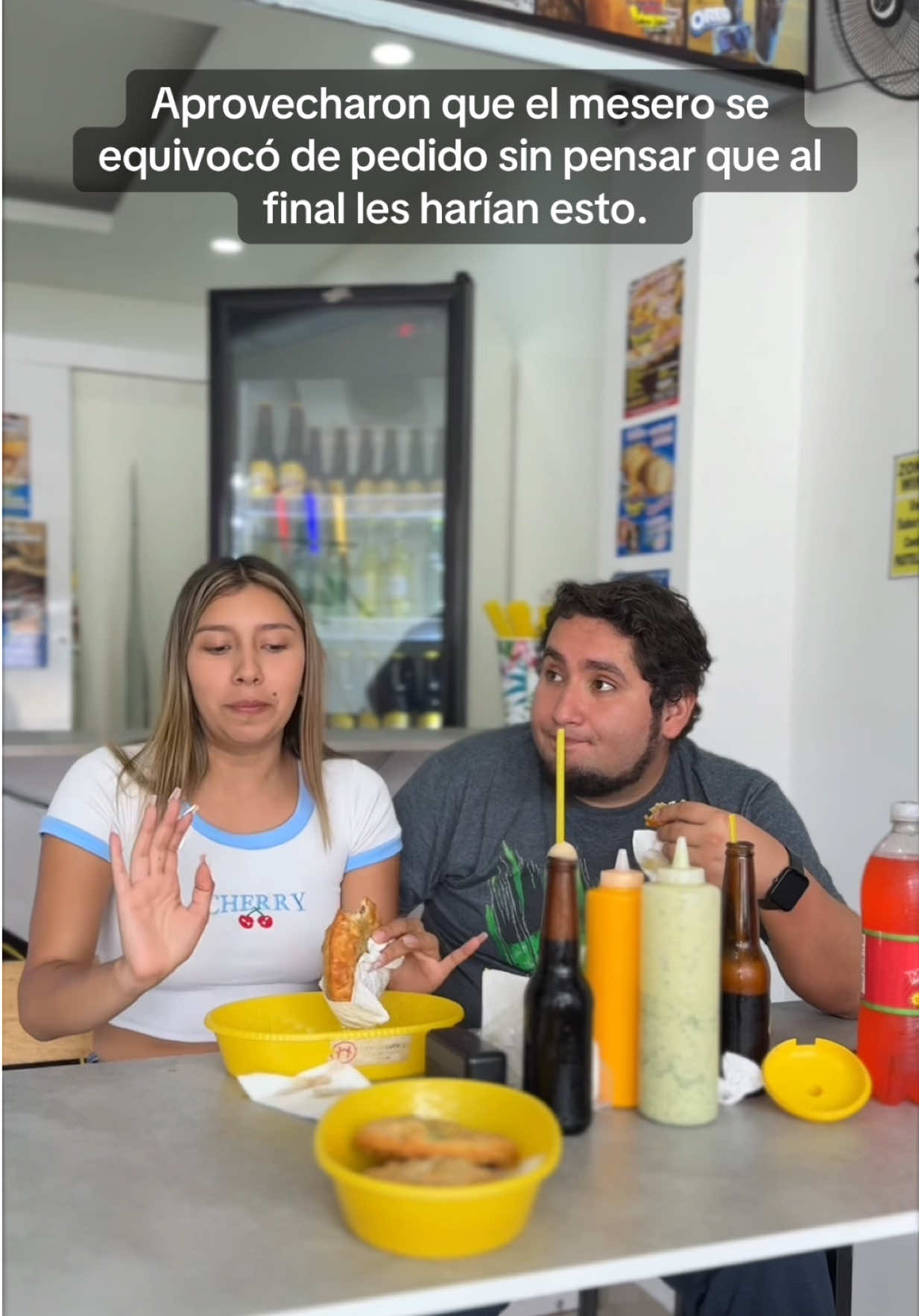 Aprovecharon que el mesero se equivocó de pedido sin pensar que al final les harían esto. #reflexiones #usa #mexico 