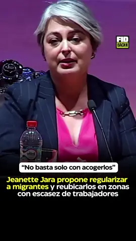 ¿Qué opinas de sus declaraciones? 🤔 En la Elección Primaria Presidencial 2025 organizada por la Facultad de Derecho de la Universidad de Chile, Jeanette Jara participó junto a Carolina Toha y Jaime Mulet en una instancia sobre migración, tema elegido por los estudiantes. Jara destacó la necesidad de un programa de regularización migratoria que permita a los extranjeros integrarse al sistema de seguridad social chileno, contribuyendo a salud, educación y trabajo. La candidata enfatizó que no basta con acoger migrantes, sino que deben ser regularizados para participar plenamente en la sociedad. Además, propuso reubicarlos laboralmente en regiones con déficit de mano de obra, aclarando que no les quitan empleo a los chilenos 🛠️. Respecto a la seguridad, afirmó que quienes cometan delitos serán procesados y reconducidos según los tribunales ⚖️ También abordó posibles cambios en la normativa migratoria y el voto de personas sin nacionalidad chilena, aunque su foco principal fue la regularización y la integración laboral. “Cerrar los ojos no es una alternativa”, dijo, subrayando un enfoque pragmático para gestionar la migración en #Chile 🇨🇱 #fyp #viral #jeanettejara 