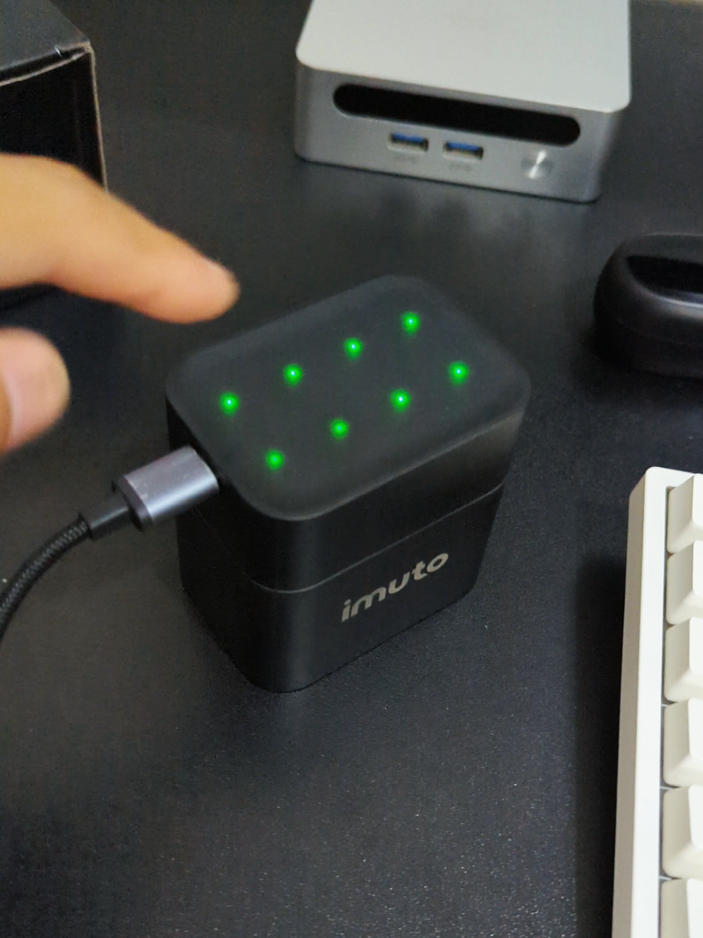 This is a must-have tech product in your house! 🖤👌🏼 Imuto rechargeable Lithium-ion battery charger set. 🔋🔋⚡ #imuto #lithiumion #batteries #charger #portablecharger #doublea #aaa #innovation #minimalist #Tech #design 