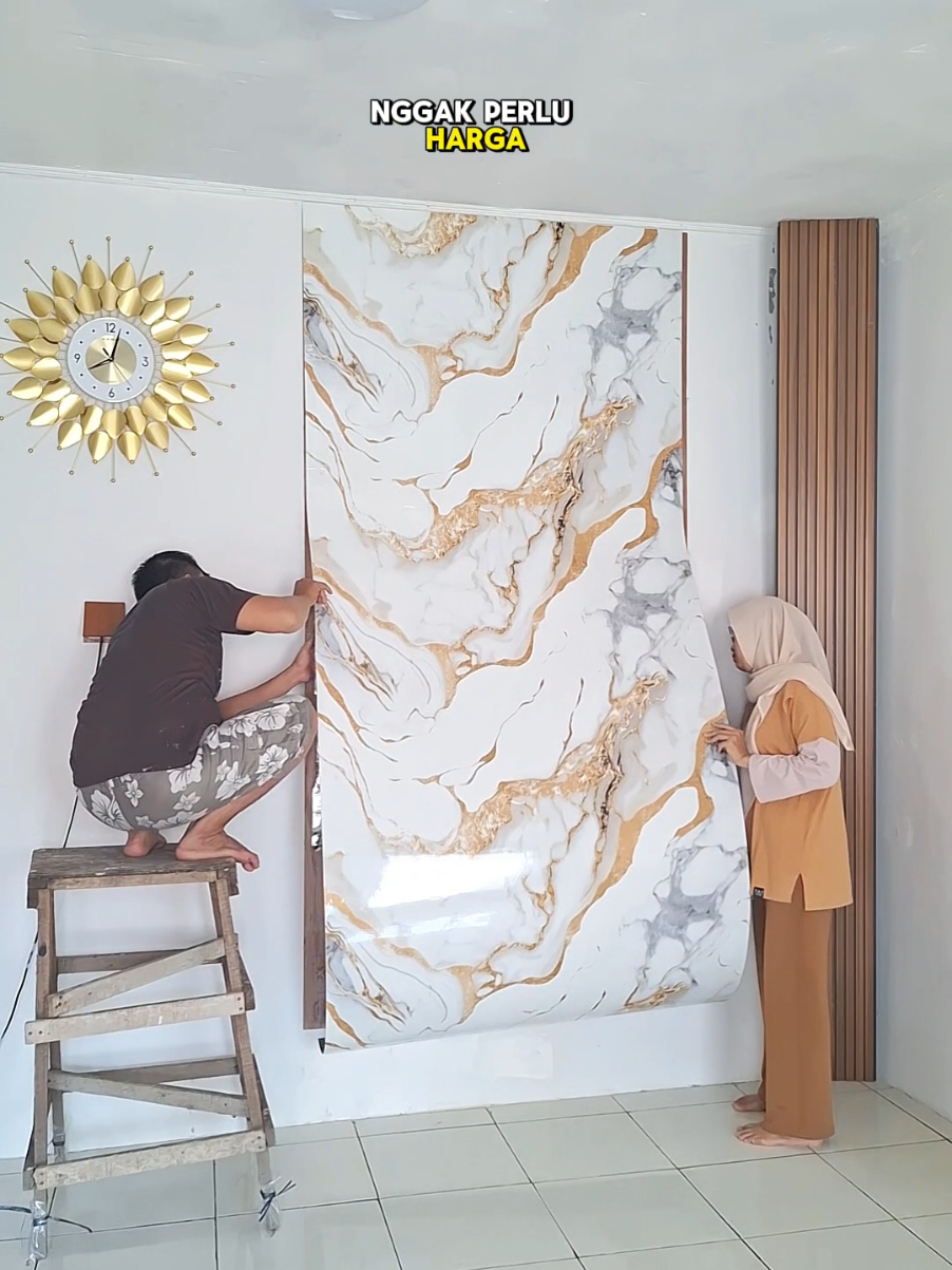#wallpaper #hiasandinding #dekorasirumah #wallpapervinyl #dekorasiruangtamu #dekorasi #wibgajian #cuantanpabatas #fyp #trending 