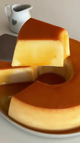 ➡️Hola repostera, haz clic en el enlace que esta en mi perfil y descubre el recetario con +190 recetas para tu negocio desde casa 🍰 🍮 Pudín cremoso de dos ingredientes (versión resumida, clara y lista para LATAM) 🧾 Ingredientes – mezcla del pudín: • 2 latas de leche condensada • 320 g de yogur natural entero (puede ser sin azúcar) 🍯 Ingredientes – caramelo: • 1 taza de azúcar • ½ taza de agua 👨‍🍳 Preparación: 1.- En una olla, haz el caramelo: cocina el azúcar con el agua hasta que tome un color ámbar. Vierte en un molde de dieciocho centímetros (tipo flanera). 2.- Mezcla el yogur con la leche condensada hasta que esté bien integrado. 3.- Vierte la mezcla sobre el caramelo. 4.- Hornea a baño maría durante una hora a ciento sesenta grados. 5.- Enfría en la heladera por ocho horas. 6.- Desmolda y ¡disfruta esta delicia tan fácil y cremosa! 🤍✨