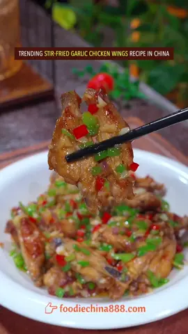 Trending stir-fried garlic chicken wings recipe in China. Do u want to try? #Recipe #cooking #chinesefood #chickenrecipes #chickenwings 