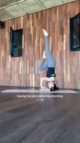 saturday morning vinyasa routine, trying a transition from tripod to epk2 #yoga #yogatok #tripod #epk2 #inversion #armbalance