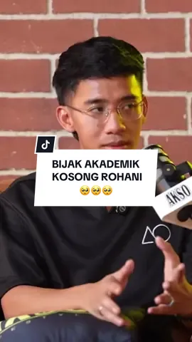 Mak ayah zaman sekarang terlalu kejar A dalam akademik, tapi terlupa saham akhirat yang sebenar — anak soleh & solehah. Sedih bila tengok anak-anak dah besar, tapi solat pun tak faham, baca al-Quran pun sekadar lancar sebutan, tak tahu makna. Zaman sekarang makin sibuk, makin sukar nak bentuk hati. Hafalan al-Quran jadi berat, apatah lagi nak hayati makna dalam solat. Sedangkan itu kunci tenang, itu bekal akhirat. Akademik penting. Tapi agama wajib. Jangan tunggu ‘nanti’, sebab hati anak kita dibentuk hari ini. Ya Allah… bantu kami jadi ibu bapa yang tak leka. Yang utamakan reda-Mu lebih dari pujian dunia. 🕊️ #qawiyaro #sembangseram  #podcast #kafa #examkafa #upkk