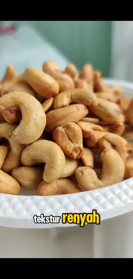 Kacang mete utuh asli Wonogiri ini dipanggang dengan sempurna, untuk menghasilkan cita rasa gurih dan renyah yang khas. Cocok dinikmati sebagai camilan sehat, teman minum teh, atau tambahan pada berbagai hidangan. Rasanya yang premium dan teksturnya yang crunchy bikin siapa pun ketagihan.! #kacangmete #kacangmede #kacangmetewonogiri #kacangneteutuh #kacangmetepanggang #kacangmetemurah