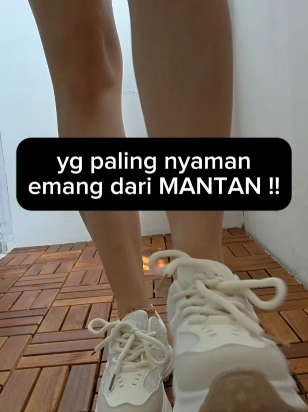 cuma 1 tapi bisa dipake kemana ajaa #corolla #corollablossom #sepatucakep #sneakersputih #sepatuputih #sneakerstinggi #sepatusportwanita #sepatukets #sepatuwarrior 