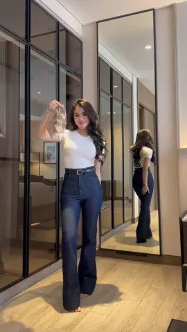 Easy fit, everyday slay🤍 #jeansoutfit #jeanswanita #jeansviral #jeansinspo #celanajeans #fittedjeans #outfitlucu #capsulewardrobe #outfitideas #inspooutfit #OOTD #mixnmatch 