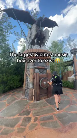 This gigantic toothless music box was so precious!! DEFINITELY don’t skip the little interactive features at Isle of Berk in Epic Universe. #httyd #howtotrainyourdragon #epicuniverse #themeparks #kawai 