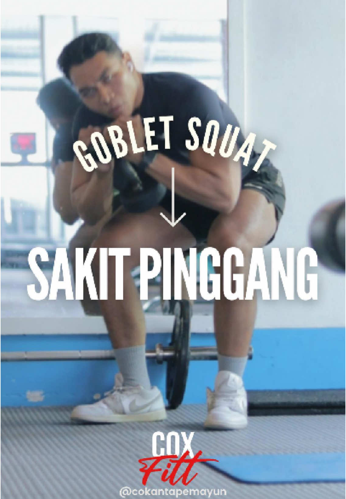 🚨 STOP ngelakuin goblet squat kayak gini! Kalau kalian masih ngelakuin kayak di video pertama, aku berani jamin: pinggang kalian bakal jadi korban. 😬 💡 Fix-nya gimana? Nih caranya: 1️⃣ Gunakan permukaan miring atau ganjel tumit pakai plate Kenapa? Karena banyak dari kalian yang belum punya ankle mobility cukup buat bisa 