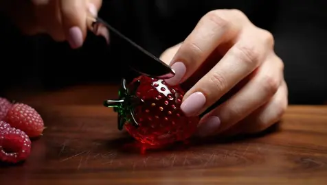 ガラス製のイチゴをカット🍓 #ASMR #relax #satisfying #oddlysatisfying #asmrsounds #asmrvideo #satisfyingvideo #cuttingasmr