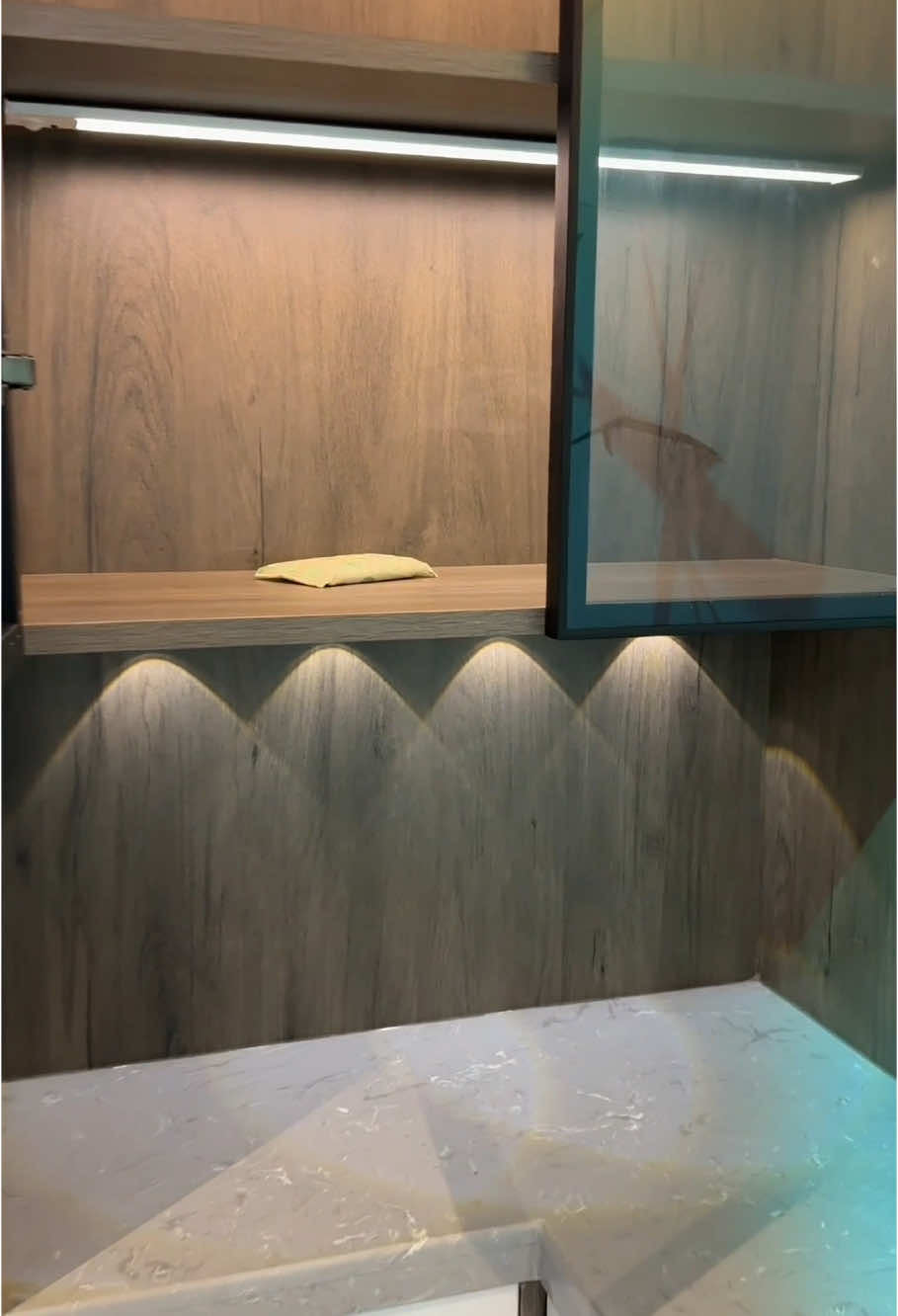 ĐÈN KỆ TỦ KHÔNG DÂY. #tongkhodennoidiatrung #homedecor #denled #dentuong #dentukhongday #denhat #denoptran 