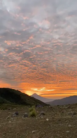 cintah matiii😫 #sunrise #gunung #lokon #mountain #fypageシ 