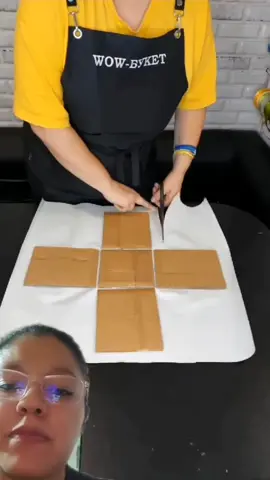 🎁✨ ¡Sorpresa hecha a mano! Con solo cartones, papel y pegamento puedes crear una caja sorpresa con 3 compartimientos perfecta para esa persona especial 💖. ¡Es fácil, económica y tú la puedes hacer! Ideal para cumpleaños, aniversarios o simplemente para decir 