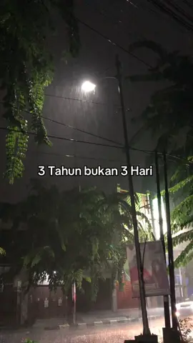 3 thn itu ngga gampang loh. Udh banyak yg dilewatin. Dri yg seneng aja sampe hancur bangt. Udah pernah aku lewatin. Dri yg biasa aja smpe kecewa bgt. Inget ya 3 thn bukan 3 hari