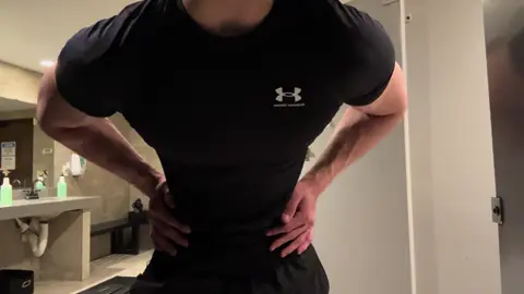 Wait im floating . . . #waist #gym #physique #aesthetic #aesthetics #frame #aestheticphysique #veins #17 #07 #shouldertowaistratio #SelfImprovement #gymmotivation #foryoupage #fyp 